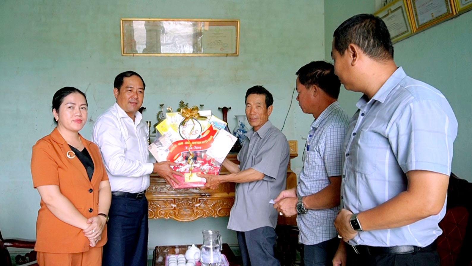 Bí thư Huyện ủy Ea Kar thăm, tặng quà các gia đình chính sách  nhân Kỷ niệm 77 năm ngày thương binh liệt sỹ 27/7